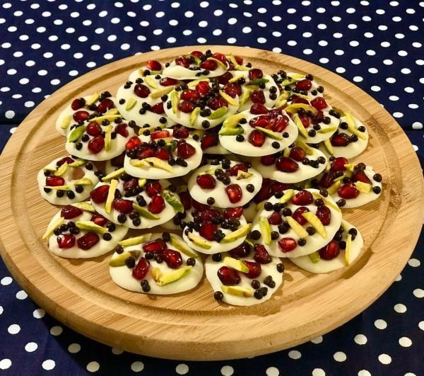 طرز تهیه شکلات وانیلی، همراه با آجیل و دانه های انار ???? طرز تهیه شکلات وانیلی، همراه با آجیل و دانه های انار ????