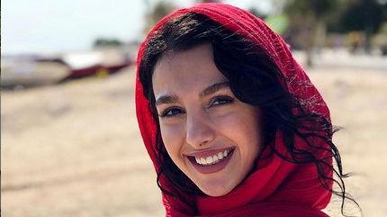 لباس نامتعارف خانم بازیگر ایرانی در ملاعام ، جوانه دلشاد به سیم آخر زد !
