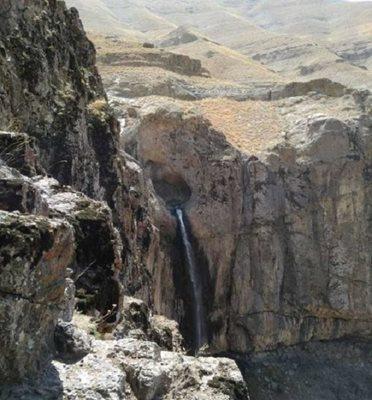 آبشار خور یکی از جاذبه های طبیعی استان البرز است